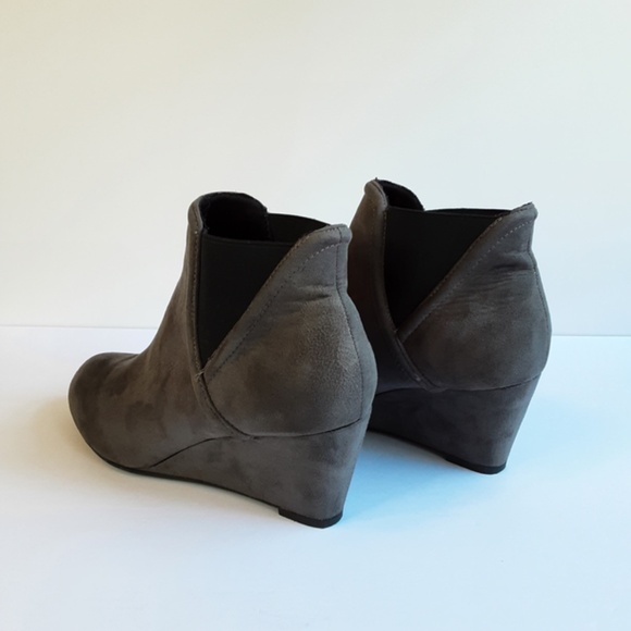 New Directions Gray "Suede" Pull On Wedge Ankle Bootie Cindy 9M - New Heel Caps - Picture 9 of 10